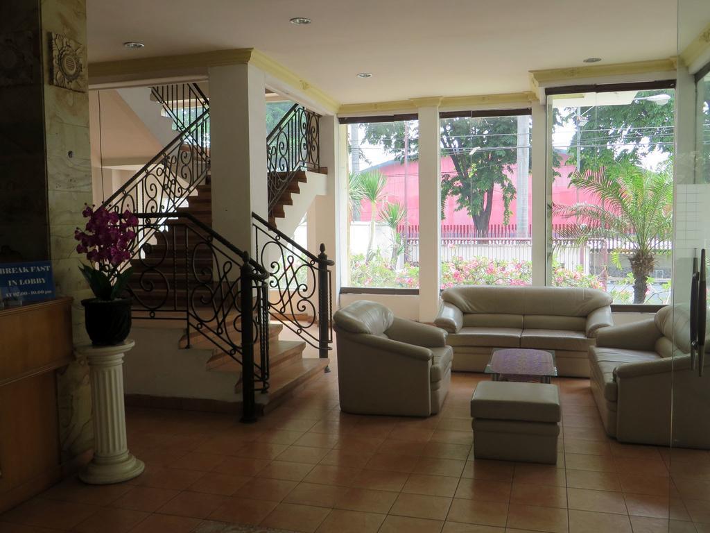 Adisurya Hotel Kediri  Δωμάτιο φωτογραφία